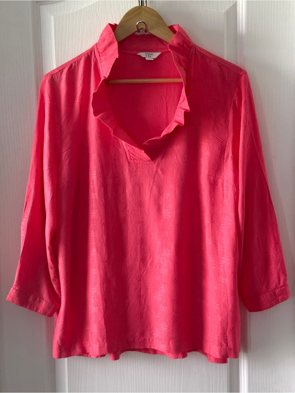 Crown & Ivy Women's 3/4 Sleeve Ruffle
V-Neck Blouse Pink Size M